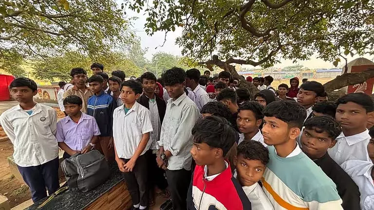 Odisha: आदिवासी स्कूल के छात्रों ने ‘उपेक्षा’ के चलते 25 किलोमीटर पैदल यात्रा की Odisha: आदिवासी स्कूल के छात्रों ने ‘उपेक्षा’ के चलते 25 किलोमीटर पैदल यात्रा की