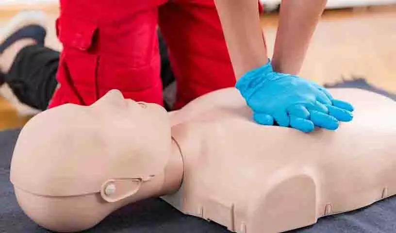 पेड्डापल्ली में एसआई ने CPR करके श्रद्धालु की जान बचाई पेड्डापल्ली में एसआई ने CPR करके श्रद्धालु की जान बचाई