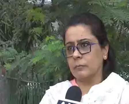 AAP प्रवक्ता प्रियंका कक्कड़ ने दिल्ली विधानसभा में तस्वीरों पर आप का रुख स्पष्ट किया AAP प्रवक्ता प्रियंका कक्कड़ ने दिल्ली विधानसभा में तस्वीरों पर आप का रुख स्पष्ट किया