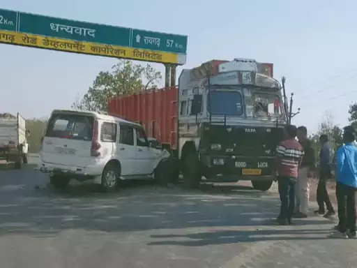 स्कॉर्पियो को ट्रक ने मारी ठोकर, 4 लोग घायल स्कॉर्पियो को ट्रक ने मारी ठोकर, 4 लोग घायल
