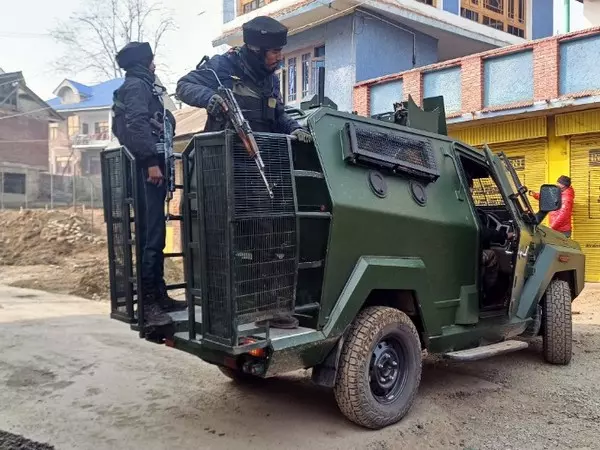 Rajouri में आतंकवादियों ने सेना के वाहन पर गोलीबारी की Rajouri में आतंकवादियों ने सेना के वाहन पर गोलीबारी की