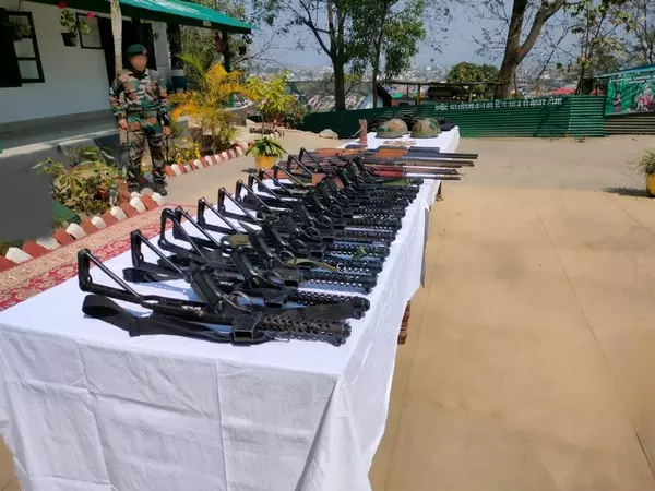 सुरक्षा बलों ने Manipur में 48 अवैध हथियार बरामद किए सुरक्षा बलों ने Manipur में 48 अवैध हथियार बरामद किए