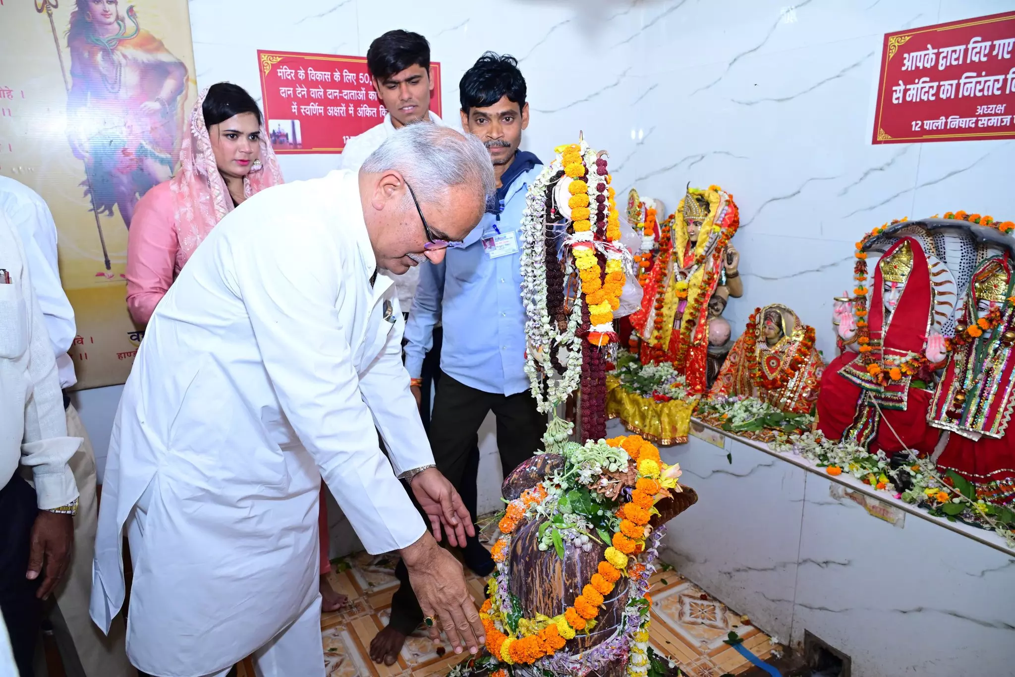ठकुराईन टोला में भूपेश बघेल ने भोलेनाथ के दर्शन किए ठकुराईन टोला में भूपेश बघेल ने भोलेनाथ के दर्शन किए