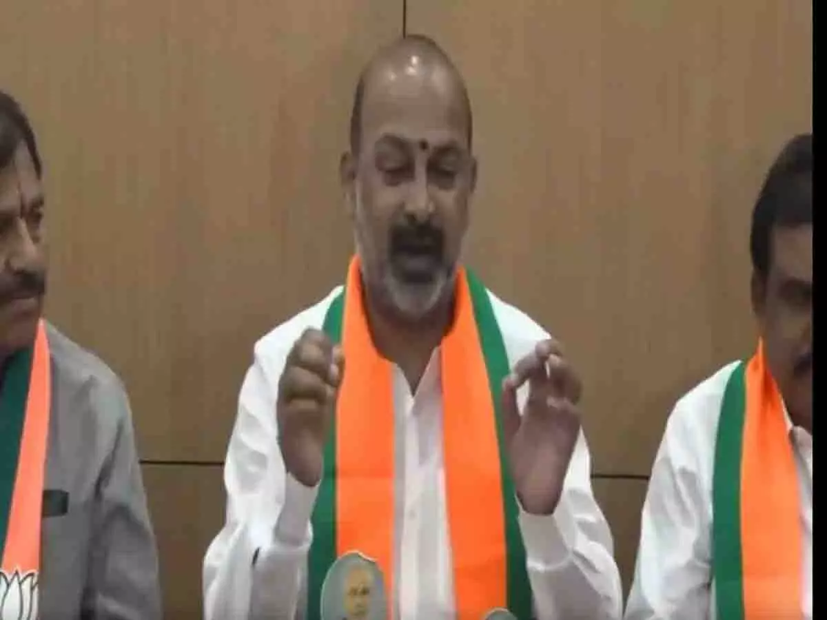 केंद्रीय मंत्री Bandi Sanjay ने भारत-पाकिस्तान संबंधी टिप्पणी से विवाद खड़ा कर दिया केंद्रीय मंत्री Bandi Sanjay ने भारत-पाकिस्तान संबंधी टिप्पणी से विवाद खड़ा कर दिया