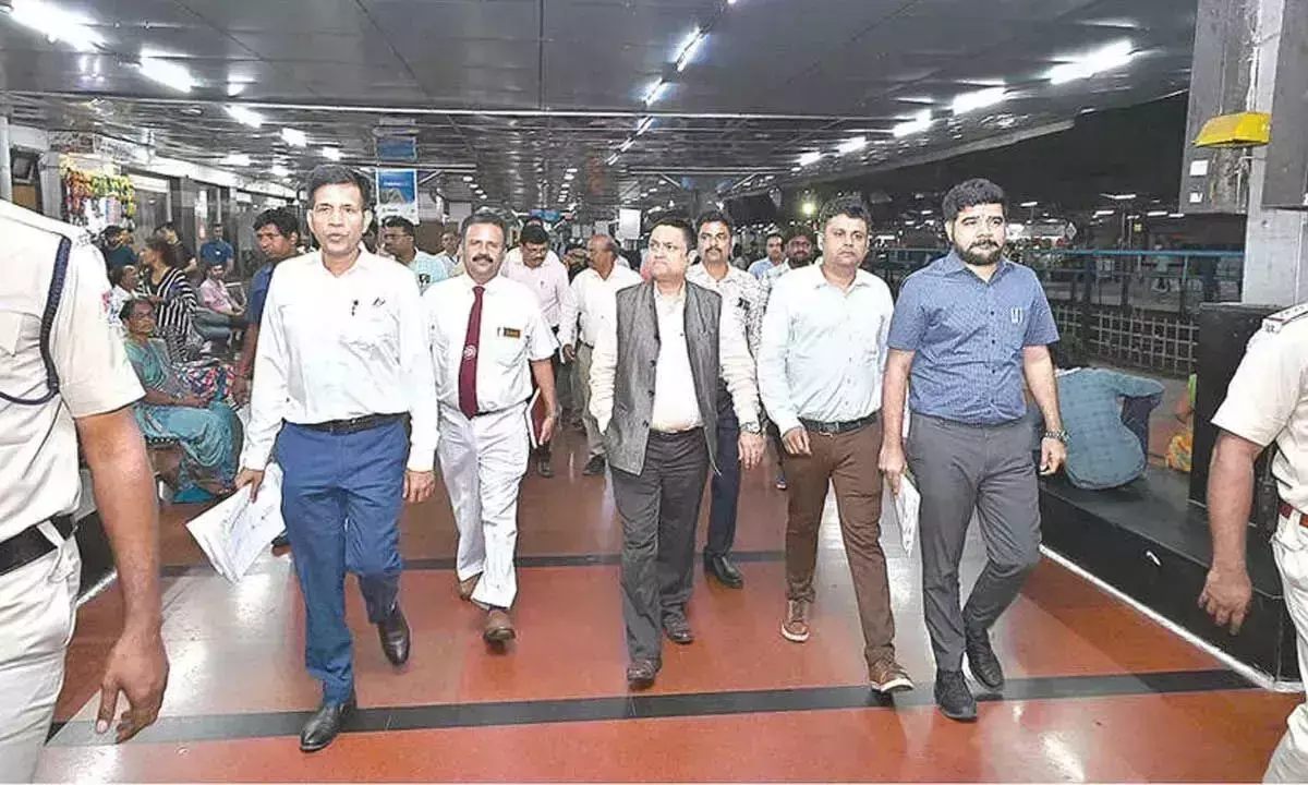 DRM ने किया रेलवे स्टेशन का औचक निरीक्षण DRM ने किया रेलवे स्टेशन का औचक निरीक्षण