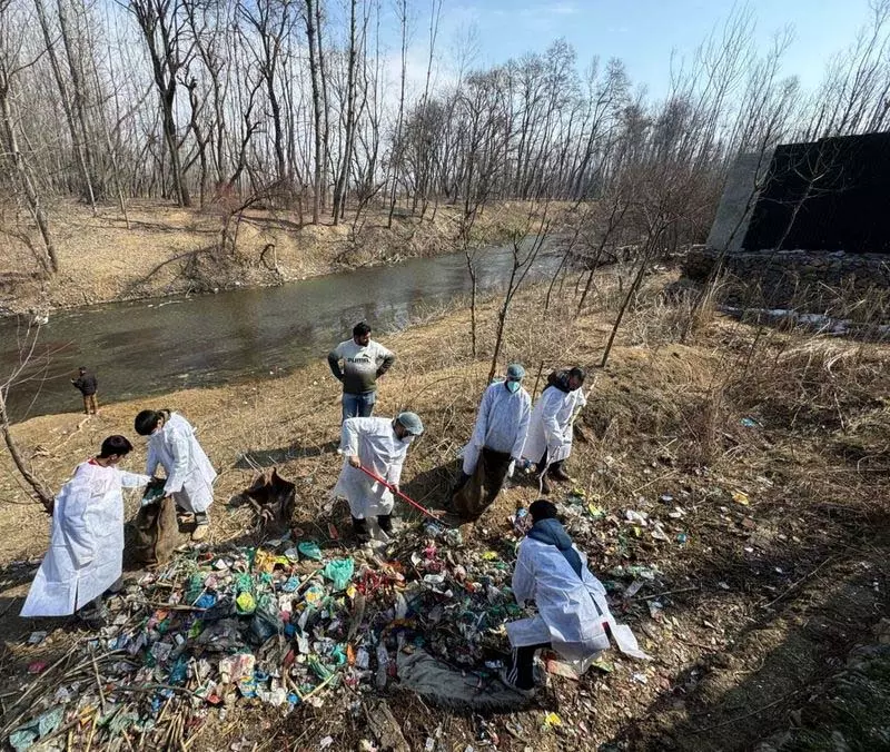 Kashmir में जल निकायों के जीर्णोद्धार के लिए ग्रामीण आगे आए Kashmir में जल निकायों के जीर्णोद्धार के लिए ग्रामीण आगे आए
