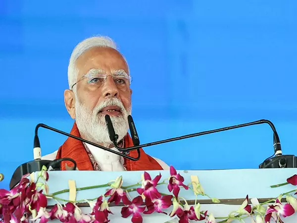 PM Modi ने वीर सावरकर की पुण्यतिथि पर उन्हें दी श्रद्धांजलि PM Modi ने वीर सावरकर की पुण्यतिथि पर उन्हें दी श्रद्धांजलि