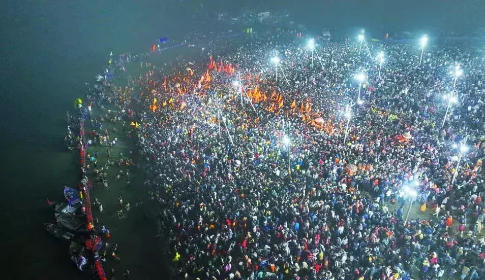 Prayagraj: महाशिवरात्रि के अवसर पर तीर्थराज प्रयागराज में आस्था का जनसैलाब उमड़ा Prayagraj: महाशिवरात्रि के अवसर पर तीर्थराज प्रयागराज में आस्था का जनसैलाब उमड़ा