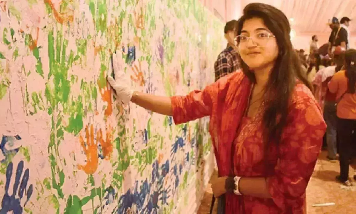 10 हजार से अधिक लोगों ने हाथ से पेंट करके 80x5 फीट का भित्ति चित्र बनाया 10 हजार से अधिक लोगों ने हाथ से पेंट करके 80x5 फीट का भित्ति चित्र बनाया