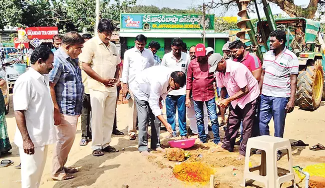 5 करोड़ रुपये की जमीन पर YSRCP कार्यालय के लिए भूमि पूजन समारोह 5 करोड़ रुपये की जमीन पर YSRCP कार्यालय के लिए भूमि पूजन समारोह