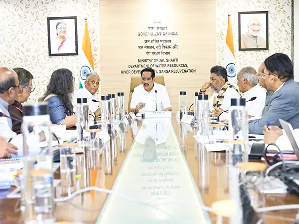 शिवकुमार ने केंद्रीय जल शक्ति मंत्री को छह नई सिंचाई परियोजनाओं के लिए मंजूरी और धन की मांग की शिवकुमार ने केंद्रीय जल शक्ति मंत्री को छह नई सिंचाई परियोजनाओं के लिए मंजूरी और धन की मांग की
