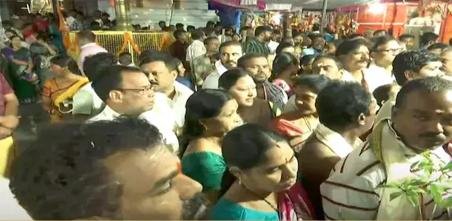 Telangana: भगवान के दर्शन के लिए सुबह से ही भक्त मंदिरों में उमड़ पड़े Telangana: भगवान के दर्शन के लिए सुबह से ही भक्त मंदिरों में उमड़ पड़े