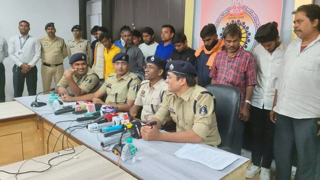 3 करोड़ का अवैध ट्रांजेक्शन, 97 लाख नकदी फ्रीज, 19 फ्रॉड गिरफ्तार 3 करोड़ का अवैध ट्रांजेक्शन, 97 लाख नकदी फ्रीज, 19 फ्रॉड गिरफ्तार