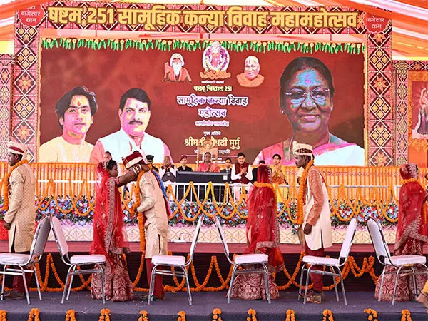 राष्ट्रपति मुर्मू ने Chhatarpur में सामूहिक विवाह समारोह में भाग लिया राष्ट्रपति मुर्मू ने Chhatarpur में सामूहिक विवाह समारोह में भाग लिया