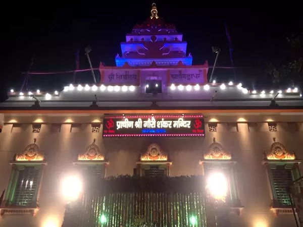 Mahashivratri पर चांदनी चौक स्थित गौरी शंकर मंदिर में हजारों भक्तों की भीड़ उमड़ी Mahashivratri पर चांदनी चौक स्थित गौरी शंकर मंदिर में हजारों भक्तों की भीड़ उमड़ी