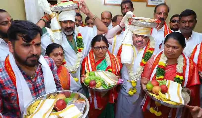 Maha Shivaratri पर वेमुलावाड़ा मंदिर में भक्तों की भीड़ उमड़ती है Maha Shivaratri पर वेमुलावाड़ा मंदिर में भक्तों की भीड़ उमड़ती है
