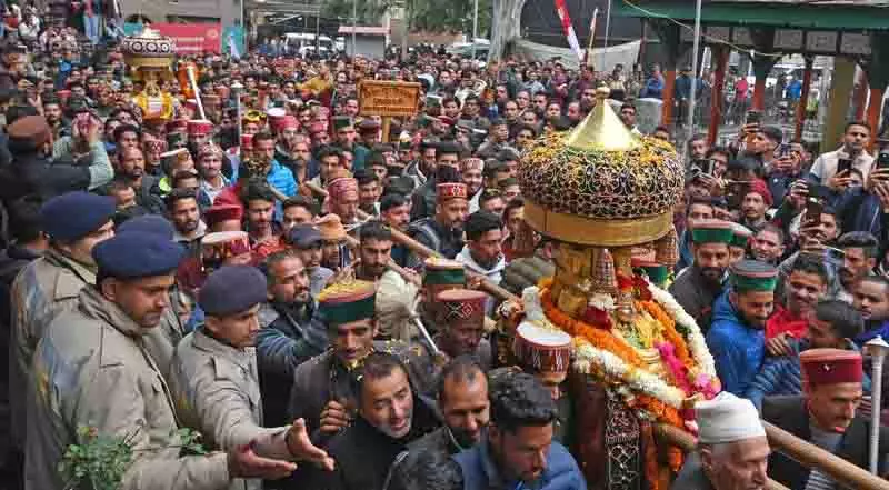 कल से शुरू हो रहे महाशिवरात्रि उत्सव के लिए देवता कमरूनाग Mandi पहुंचे कल से शुरू हो रहे महाशिवरात्रि उत्सव के लिए देवता कमरूनाग Mandi पहुंचे