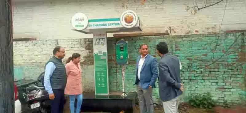 वरिष्ठ MC अधिकारियों ने शहर में EV चार्जिंग स्टेशनों के लिए स्थलों का निरीक्षण किया वरिष्ठ MC अधिकारियों ने शहर में EV चार्जिंग स्टेशनों के लिए स्थलों का निरीक्षण किया