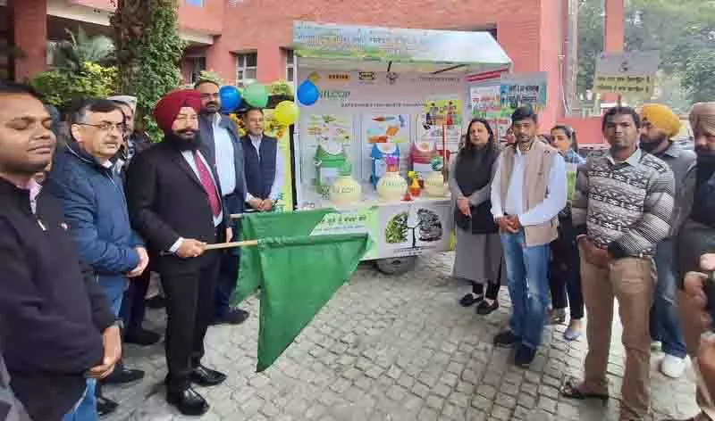 Amritsar: कचरा निपटान पर जागरूकता के लिए स्वच्छता रथ को हरी झंडी दिखाकर रवाना Amritsar: कचरा निपटान पर जागरूकता के लिए स्वच्छता रथ को हरी झंडी दिखाकर रवाना