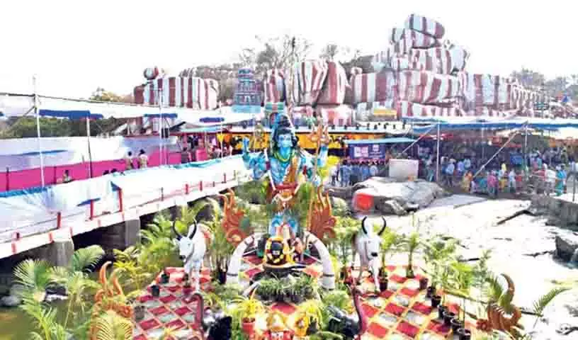 Medak में महा शिवरात्रि पर एडुपायला मंदिर जतारा शुरू हुआ Medak में महा शिवरात्रि पर एडुपायला मंदिर जतारा शुरू हुआ