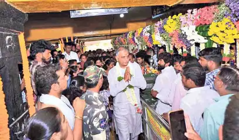 हरीश राव ने Siddipet में श्री वेंकटेश्वर स्वामी मंदिर को 1 लाख रुपये का दान दिया हरीश राव ने Siddipet में श्री वेंकटेश्वर स्वामी मंदिर को 1 लाख रुपये का दान दिया