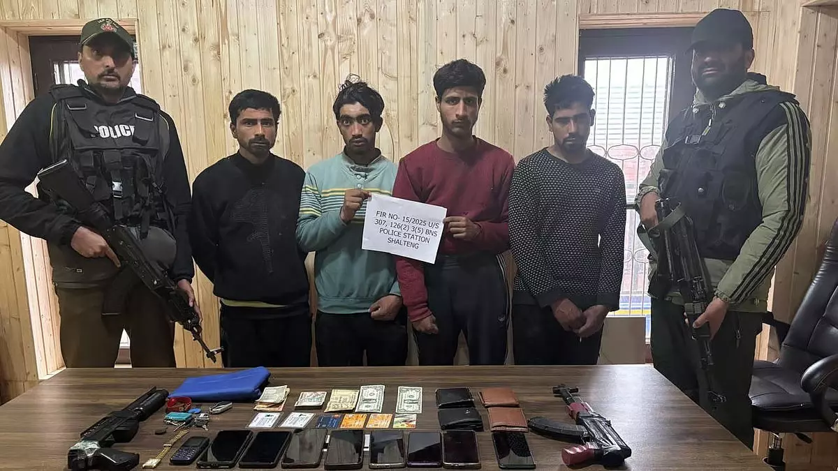 Jammu & Kashmir: पुलिस कमांडो बनकर हाईवे पर लूटपाट करने वाले श्रीनगर में गिरफ्तार Jammu & Kashmir: पुलिस कमांडो बनकर हाईवे पर लूटपाट करने वाले श्रीनगर में गिरफ्तार