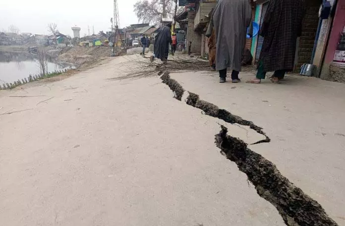 Jammu: हाजिन में सड़क पर दरारें आने से स्थानीय लोग घबरा गए Jammu: हाजिन में सड़क पर दरारें आने से स्थानीय लोग घबरा गए