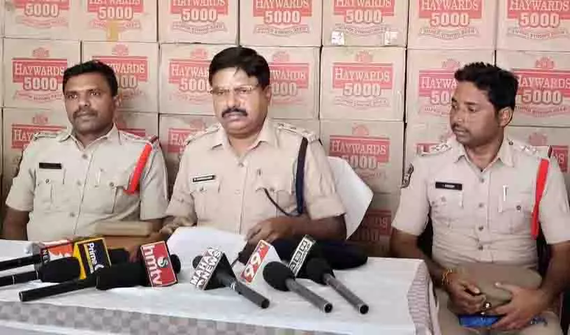 Asifabad में 21.50 लाख रुपये की शराब अवैध रूप से रखने के आरोप में पांच लोगों पर मामला दर्ज Asifabad में 21.50 लाख रुपये की शराब अवैध रूप से रखने के आरोप में पांच लोगों पर मामला दर्ज