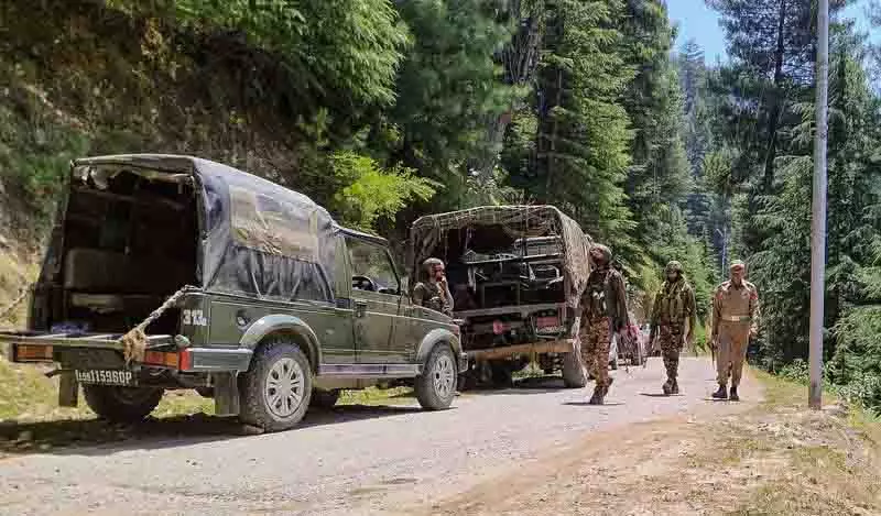 Rajouri में नियंत्रण रेखा के पास आतंकवादियों ने सेना के वाहन पर गोलीबारी की Rajouri में नियंत्रण रेखा के पास आतंकवादियों ने सेना के वाहन पर गोलीबारी की