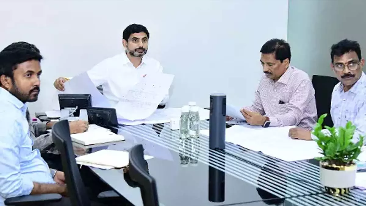 Lokesh ने मंगलगिरि में 100 बिस्तरों वाले चिनकाकानी अस्पताल के डिजाइन की समीक्षा की Lokesh ने मंगलगिरि में 100 बिस्तरों वाले चिनकाकानी अस्पताल के डिजाइन की समीक्षा की