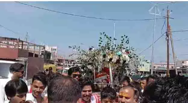 गाजेबाजों के बीच निकली भगवान शिव की बारात डोली में विराजित कर निकाली बाबा महाकाल की शाही सवारी गाजेबाजों के बीच निकली भगवान शिव की बारात डोली में विराजित कर निकाली बाबा महाकाल की शाही सवारी