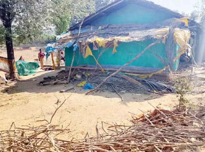 CG: युवकों ने ग्रामीणों का तोड़ा घर, FIR दर्ज CG: युवकों ने ग्रामीणों का तोड़ा घर, FIR दर्ज