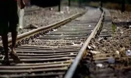 Jalandhar : दर्दनाक हादसा, ट्रेन की चपेट में आने से युवक की मौत Jalandhar : दर्दनाक हादसा, ट्रेन की चपेट में आने से युवक की मौत