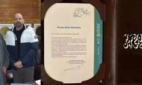 कश्मीरी पेपर माचे शिल्पकार ने ईरानी शिल्प महोत्सव में प्रथम पुरस्कार जीता