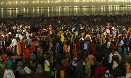 महाकुंभ में महाशिवरात्रि पर महास्नान कर रहे लाखों लोग महाकुंभ में महाशिवरात्रि पर महास्नान कर रहे लाखों लोग