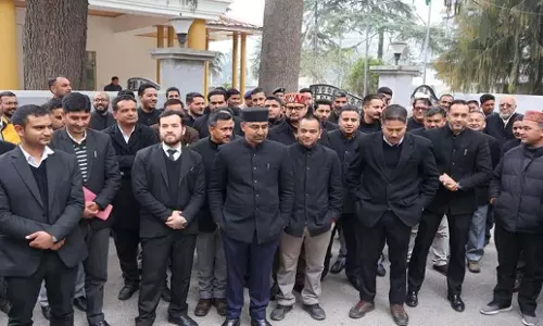 Himachal: कुल्लू के वकीलों ने एडवोकेट्स संशोधन विधेयक के खिलाफ किया प्रदर्शन