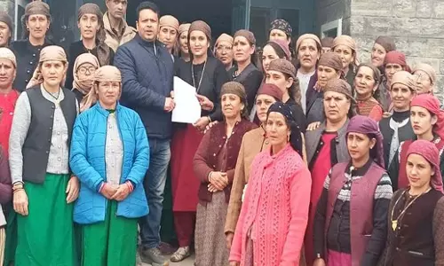 Himachal: डोडरा क्वार की महिलाओं ने बढ़ती नशीली दवाओं की समस्या के खिलाफ रैली निकाली