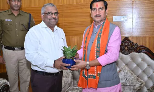 महाप्रबंधक रेलवे तरुण प्रकाश ने की केंद्रीय राज्य मंत्री तोखन साहू से मुलाकात महाप्रबंधक रेलवे तरुण प्रकाश ने की केंद्रीय राज्य मंत्री तोखन साहू से मुलाकात