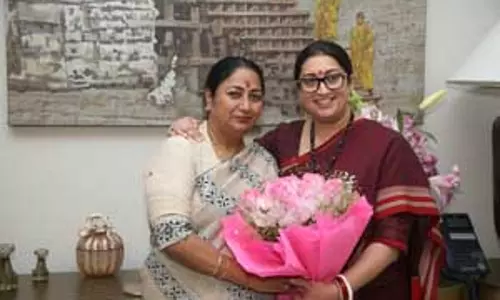 दिल्ली की मुख्यमंत्री रेखा गुप्ता ने पूर्व केंद्रीय मंत्री स्मृति ईरानी से की मुलाकात
