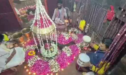 कुलेश्वर महादेव मंदिर में लगी कतार, महाशिवरात्रि पर उमड़ी भीड़ कुलेश्वर महादेव मंदिर में लगी कतार, महाशिवरात्रि पर उमड़ी भीड़