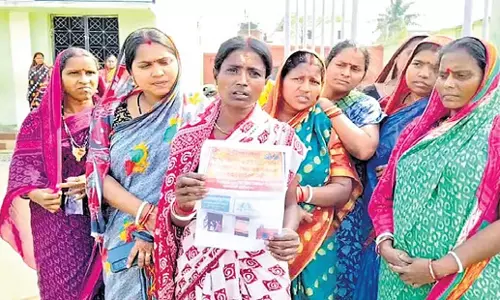 Odisha: अभिभावकों ने स्कूल में प्रवेश पर प्रतिबंध का विरोध किया