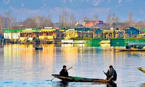 केंद्र ने घाटी में काम करने वाले कर्मचारियों के भत्ते और प्रोत्साहन 3 साल के लिए बढ़ाए