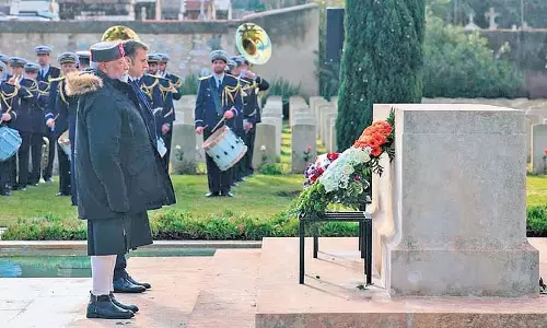प्रधानमंत्री की विदेश यात्रा के दौरान शहीदों को श्रद्धांजलि प्रधानमंत्री की विदेश यात्रा के दौरान शहीदों को श्रद्धांजलि