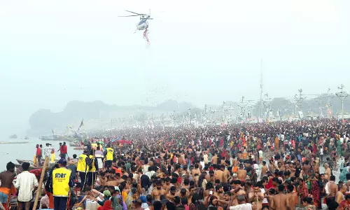 महाकुंभ का आज आखिरी दिन: महाशिवरात्रि पर्व पर लाखों की संख्या में जुटे श्रद्धालु, की गई पुष्प वर्षा महाकुंभ का आज आखिरी दिन: महाशिवरात्रि पर्व पर लाखों की संख्या में जुटे श्रद्धालु, की गई पुष्प वर्षा