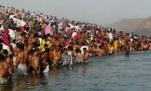 MP News: महाशिवरात्रि पर नर्मदा स्नान के लिए उमड़ी भीड़, 2 लाख श्रद्धालुओं के पहुंचने की उम्मीद MP News: महाशिवरात्रि पर नर्मदा स्नान के लिए उमड़ी भीड़, 2 लाख श्रद्धालुओं के पहुंचने की उम्मीद