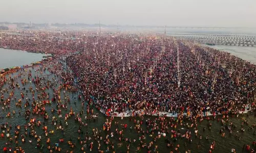 Mahashivratri: महाकुंभ मेला आज से शुरू, अंतिम स्नान शुरू, श्रद्धालुओं पर पुष्प वर्षा