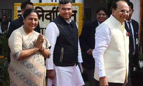 दिल्ली विधानसभा सत्र के दूसरे दिन भी अराजकता का माहौल