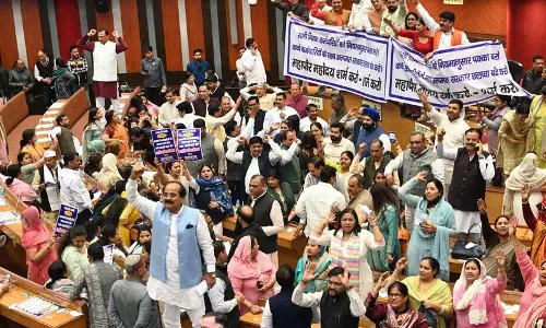 Delhi: एमसी सदन का सत्र हंगामेदार तरीके से शुरू हुआ Delhi: एमसी सदन का सत्र हंगामेदार तरीके से शुरू हुआ