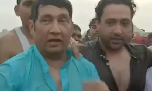 Shekhar Suman और उनके बेटे अध्ययन ने महाकुंभ में पवित्र स्नान किया Shekhar Suman और उनके बेटे अध्ययन ने महाकुंभ में पवित्र स्नान किया