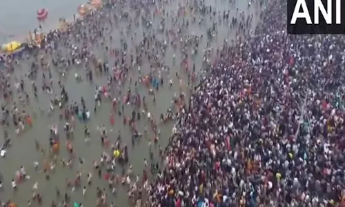 Prayagraj: महाकुंभ के अंतिम दिन त्रिवेणी संगम पर उमड़े श्रद्धालु